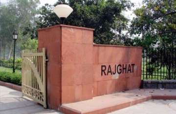 delhi hc orders guard to pray at rajghat for one month for lying