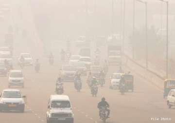 air quality in delhi plunges to very poor level