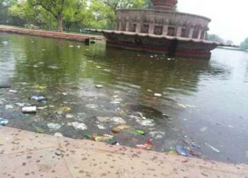 on weekends india gate remains littered with garbage