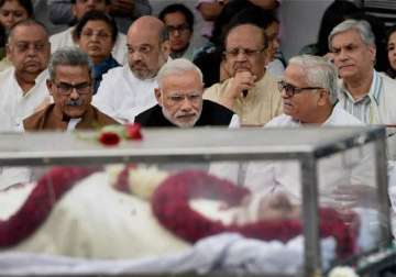 ashok singhal consigned to flame bjp and vhp leaders attend cremation