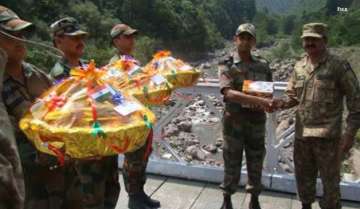india pak troops exchange sweets on r day