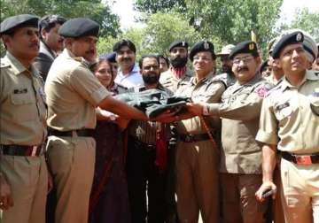 pak rangers bsf exchange chadar prasad at baba chamliyal mela on border