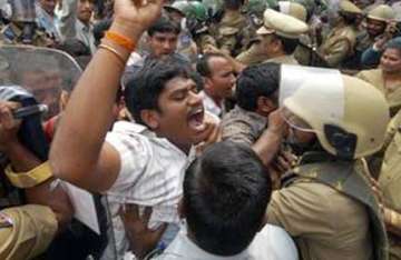 20 injured in clash between telangana students police