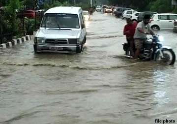 8 feared washed away in flash floods 200 trapped in tamil nadu