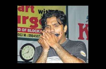 pune man plays mouth organ non stop for 30 hours