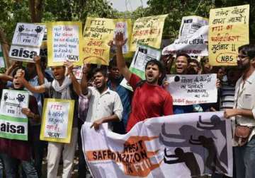 ftii row protesters detained outside i b ministry office