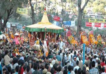 devotees throng himachal temples