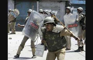 2 killed 40 injured in fresh violence in kashmir valley