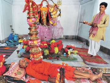 man fasts in unique way to pay obeisance to goddess durga