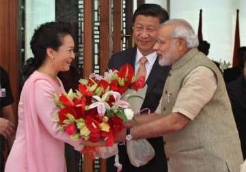 humming a song chinese first lady charms indian children