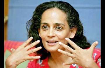 arundhati roy backs maoists dares authorities to arrest her