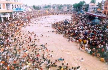 maha kumbh starts over 10 lakh take dip in ganga