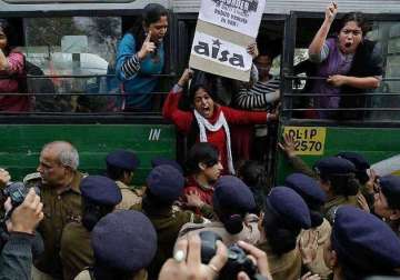 delhi police under fire for brutally thrashing women protesters