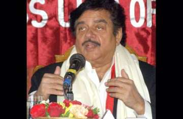 shatrughan takes a swipe at bachchan