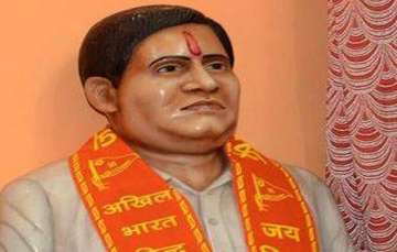 nathuram godse s niece opposes the idea of installation of his statues