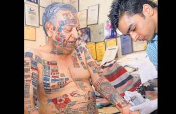 delhi s most tattooed man adds obama couple on his chest