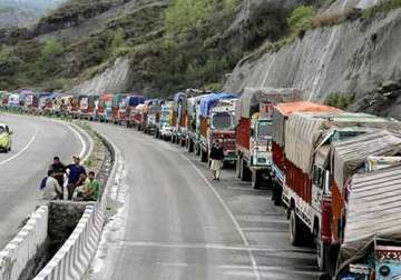 jammu srinagar national highway shut passengers stranded