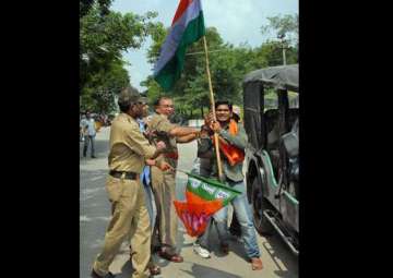 telangana liberation day bjp leaders stopped from hoisting national flag