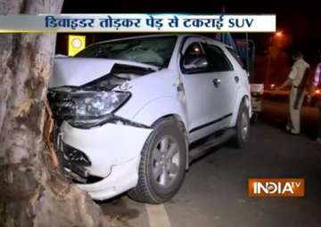 four persons hurt as fortuner suv hits road divider in central delhi