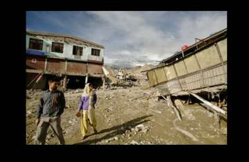 five armymen killed 33 untraced after leh cloudburst