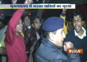 mughalsarai rajdhani express passengers protest against poor quality of food