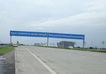 five injured on yamuna expressway