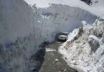 snow covered rohtang pass closed for traffic