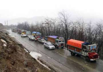 jammu srinagar national highway closed for vehicular moment