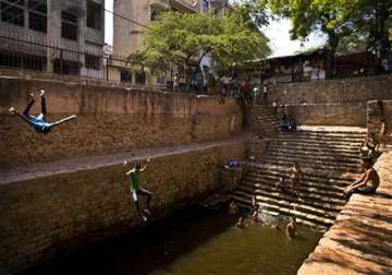 another hot day in delhi mercury settles at 41.8 deg celsius