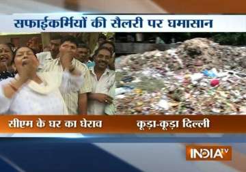 sanitation workers protest ahead of meeting with delhi cm