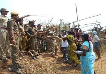 telangana 14 hurt in clash between forest officials farmers
