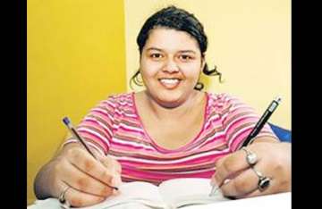 right handed girl used left hand scores 91 pc in cbse