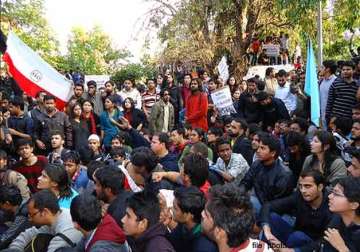 du students protest outside delhi secretariat