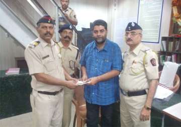railway police in mumbai hands over bag containing rs 44 000 to passenger