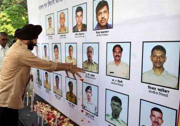 aiatf actors and children pay tributes to 26/11 martyrs