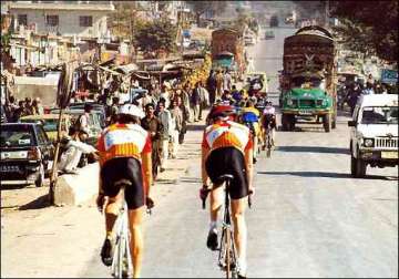 india allows pak cyclists to take part in delhi race