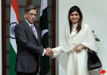 india pak foreign ministers hold talks