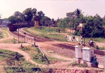 indian railways planning to eliminate 819 level crossings this year