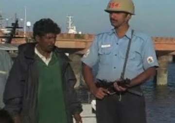 indian coast guard arrests 10 pak fishermen