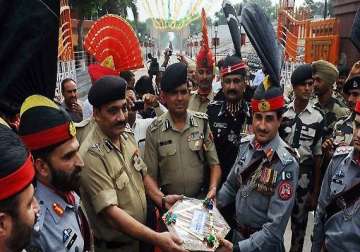indian pakistani guards exchange diwali sweets