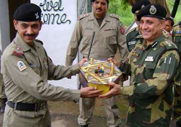 india pak armies exchange sweets on r day