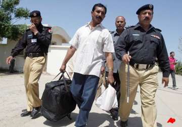 indian prisoner returns from pakistan after 27 years