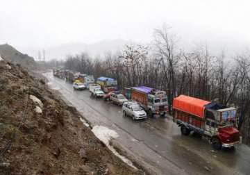 jammu srinagar highway closed due to landslides