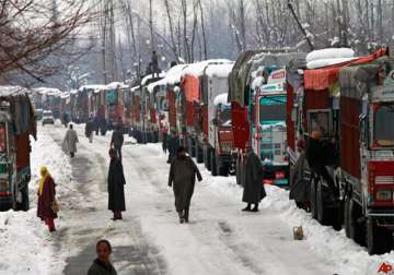 jammu srinagar nh reopens 2 000 stranded vehicles cleared
