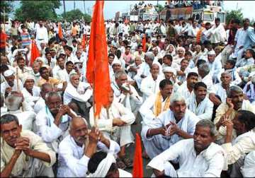 jat activists start dharna for 27 pc reservation