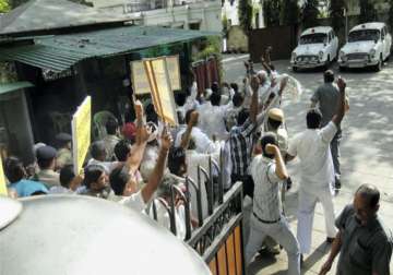 jat protesters barge into sushil shinde s residence 13 delhi policemen suspended