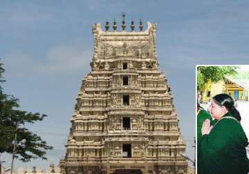 jayalalithaa offers worship at temple