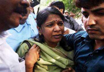 kanimozhi breaks down asks journalists to leave her alone