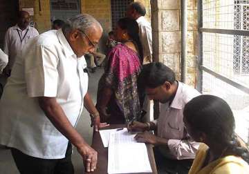 karnataka poll bangaloreans remain poor voters