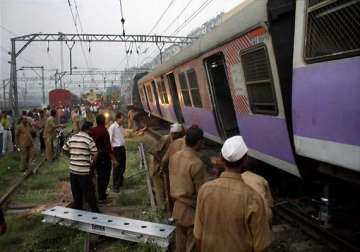 kasara bound local train derails in mumbai 1 dead